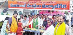 Mudiraj_Sangam_Distributes_Prasadam